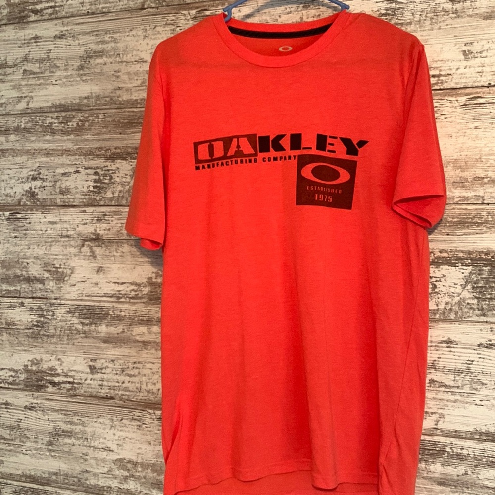 Men’s Oakley tee